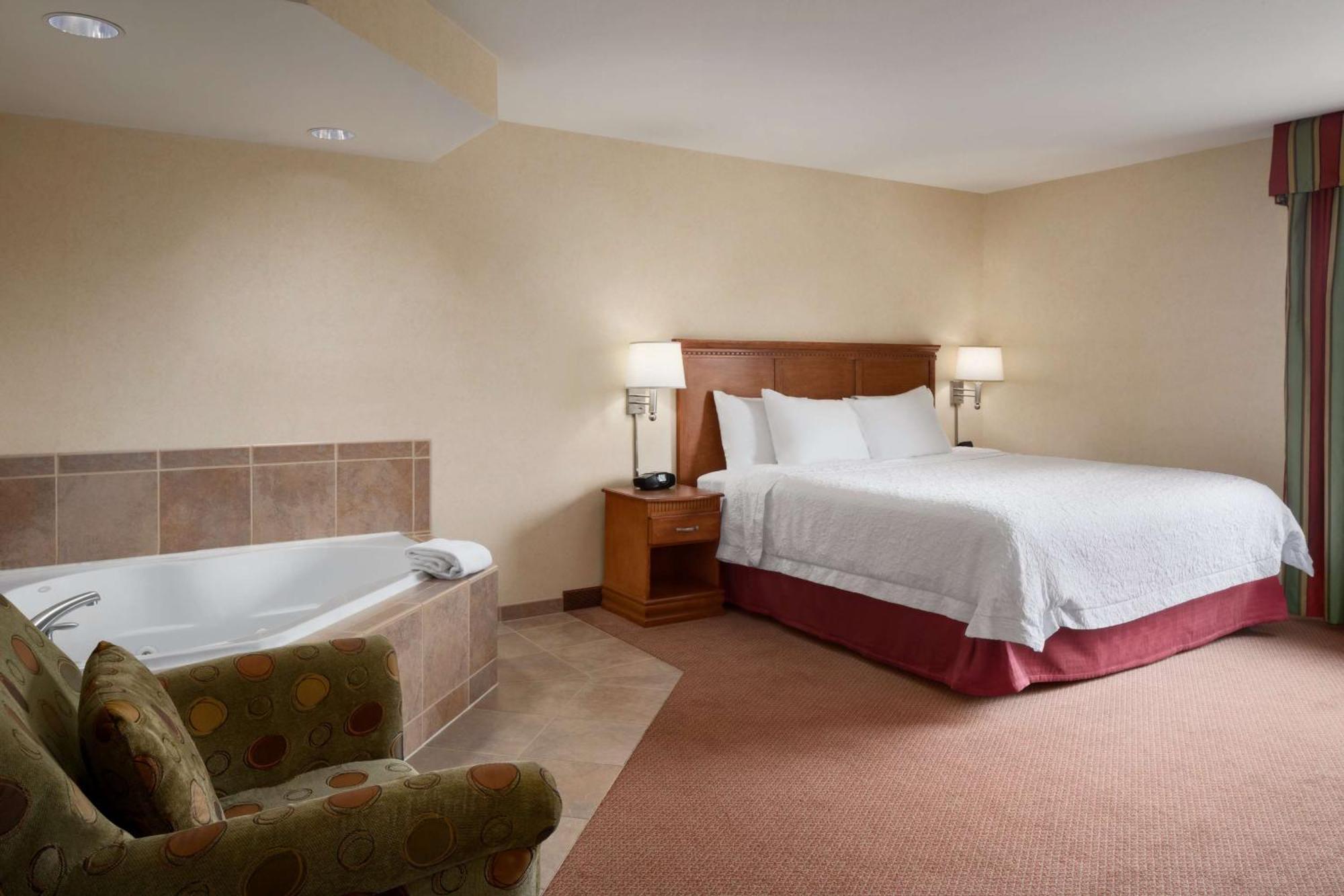 Hampton Inn Belle Vernon Экстерьер фото