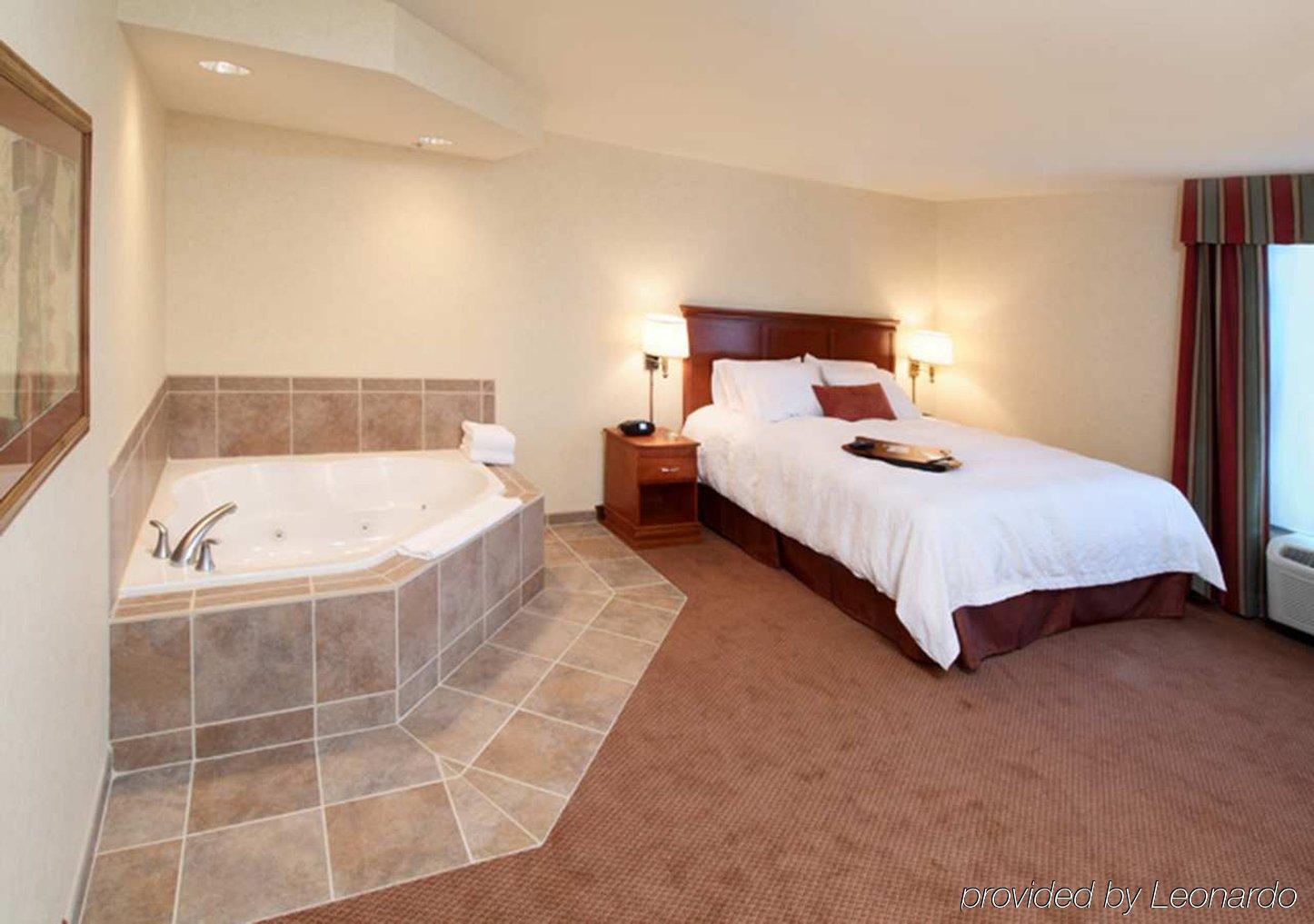 Hampton Inn Belle Vernon Номер фото